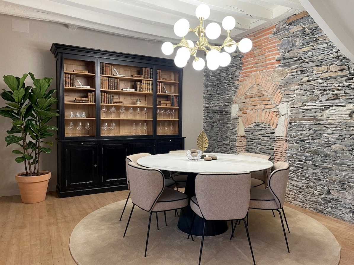 Salle à manger avec bibliothèque et vaisselier sur mesure à Angers